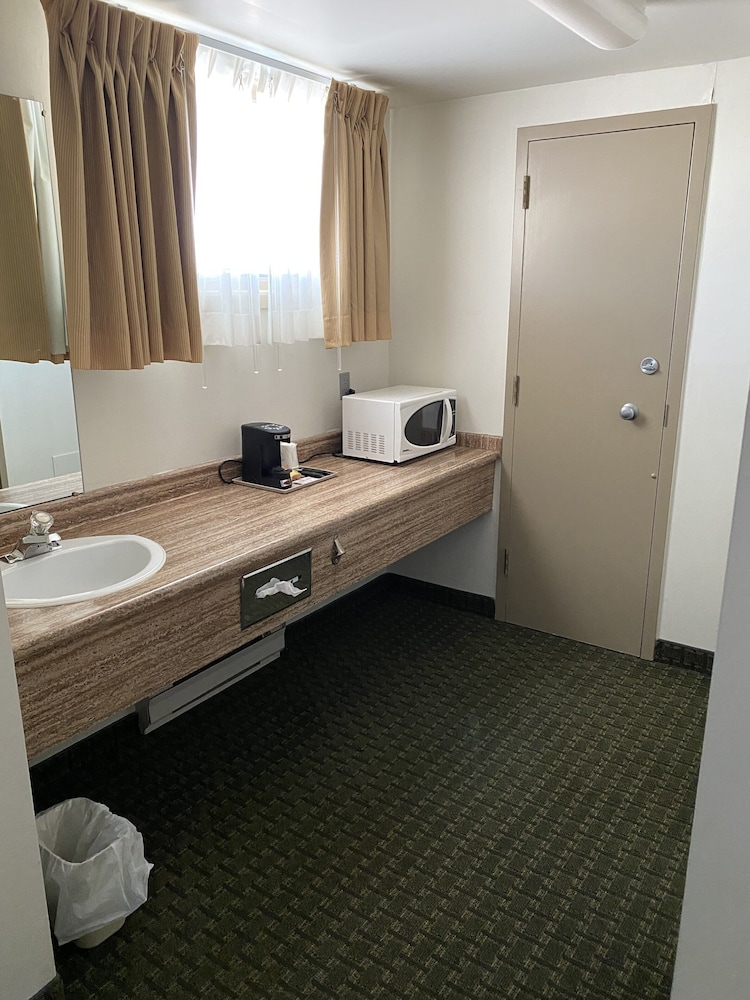 Ramada by Wyndham Thunder Bay Airlane Hotel 49/50