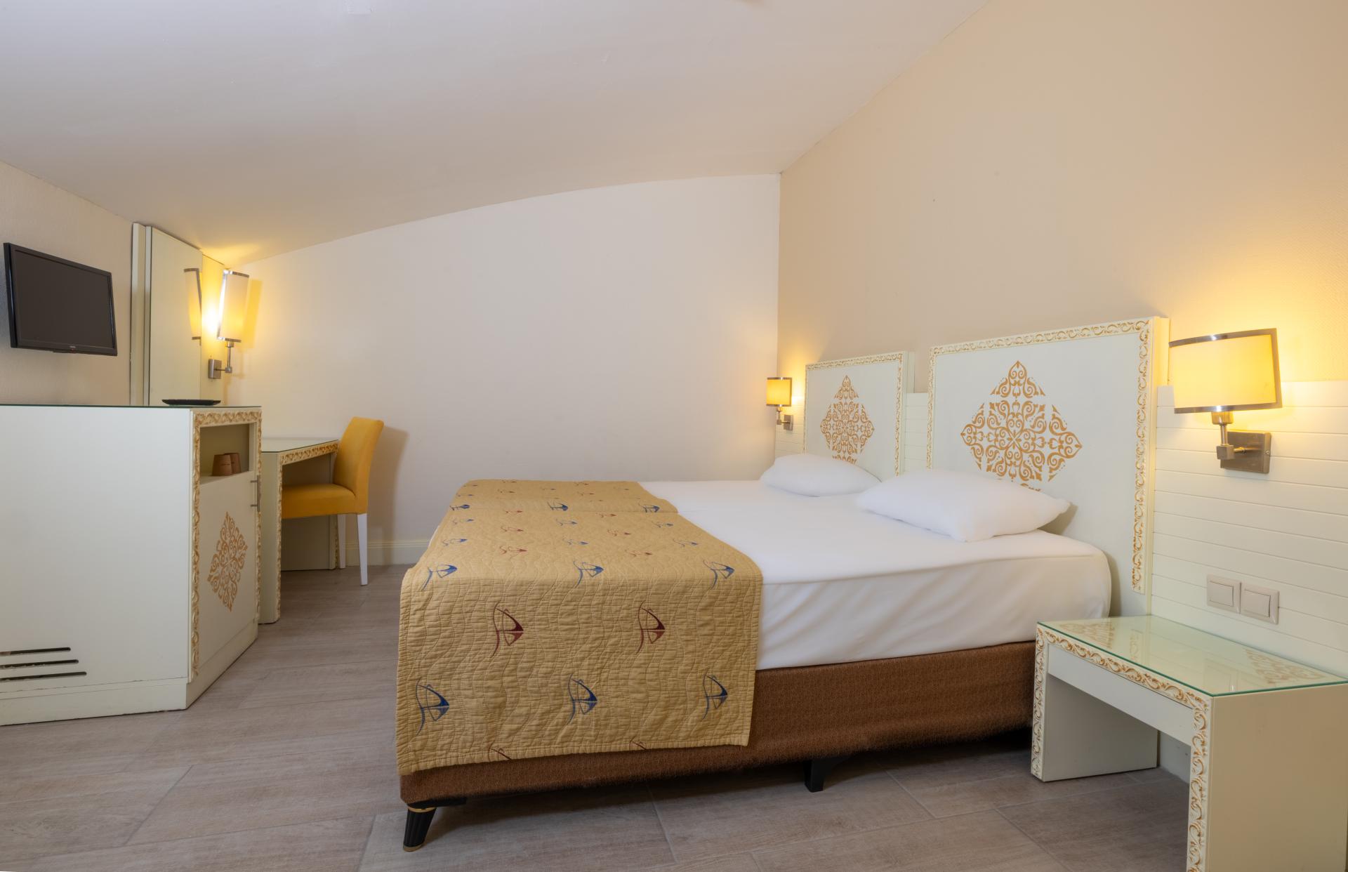 Room, Double Bed, Lateral Side Sea View