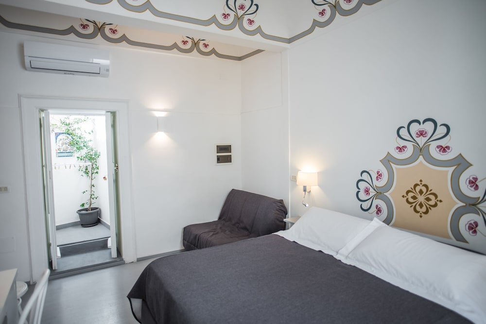 ROOM, QUADRUPLE