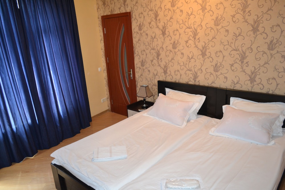 ISAKA HOTEL 22/74
