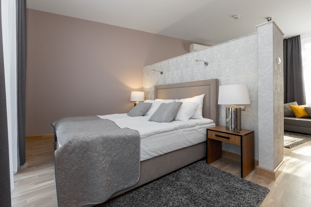 Suite, Balcony