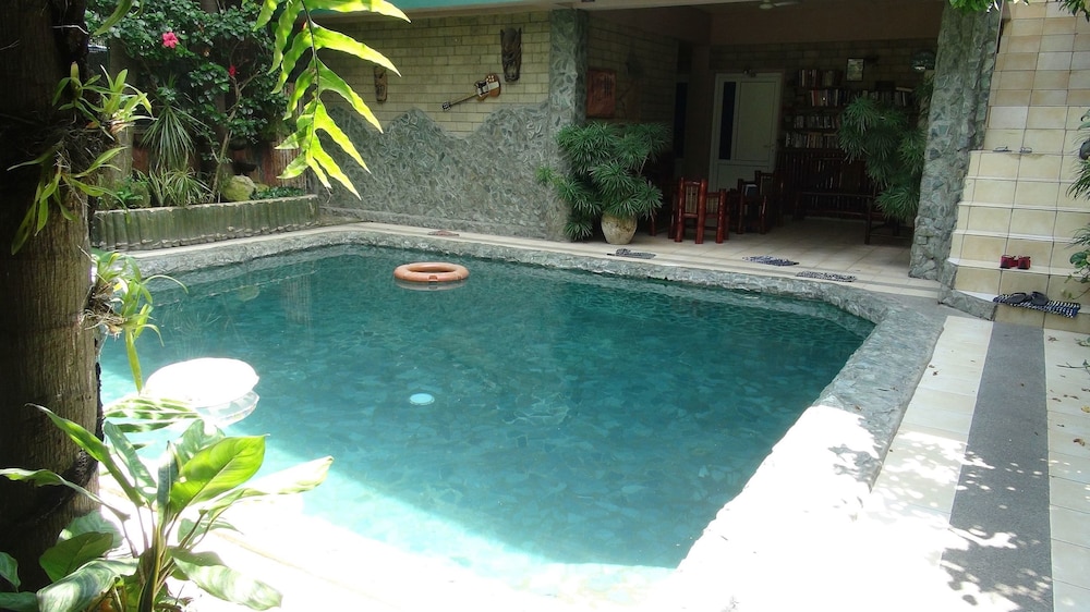 MB s Garden Inn 48/54