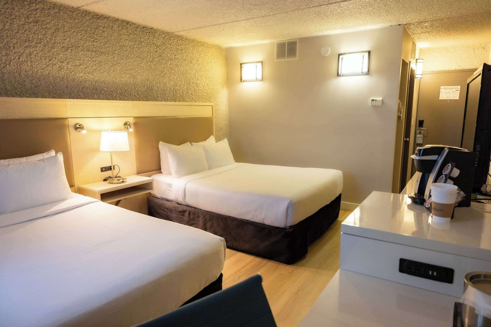 Room, 2 Queen Beds, Exterior Entrance