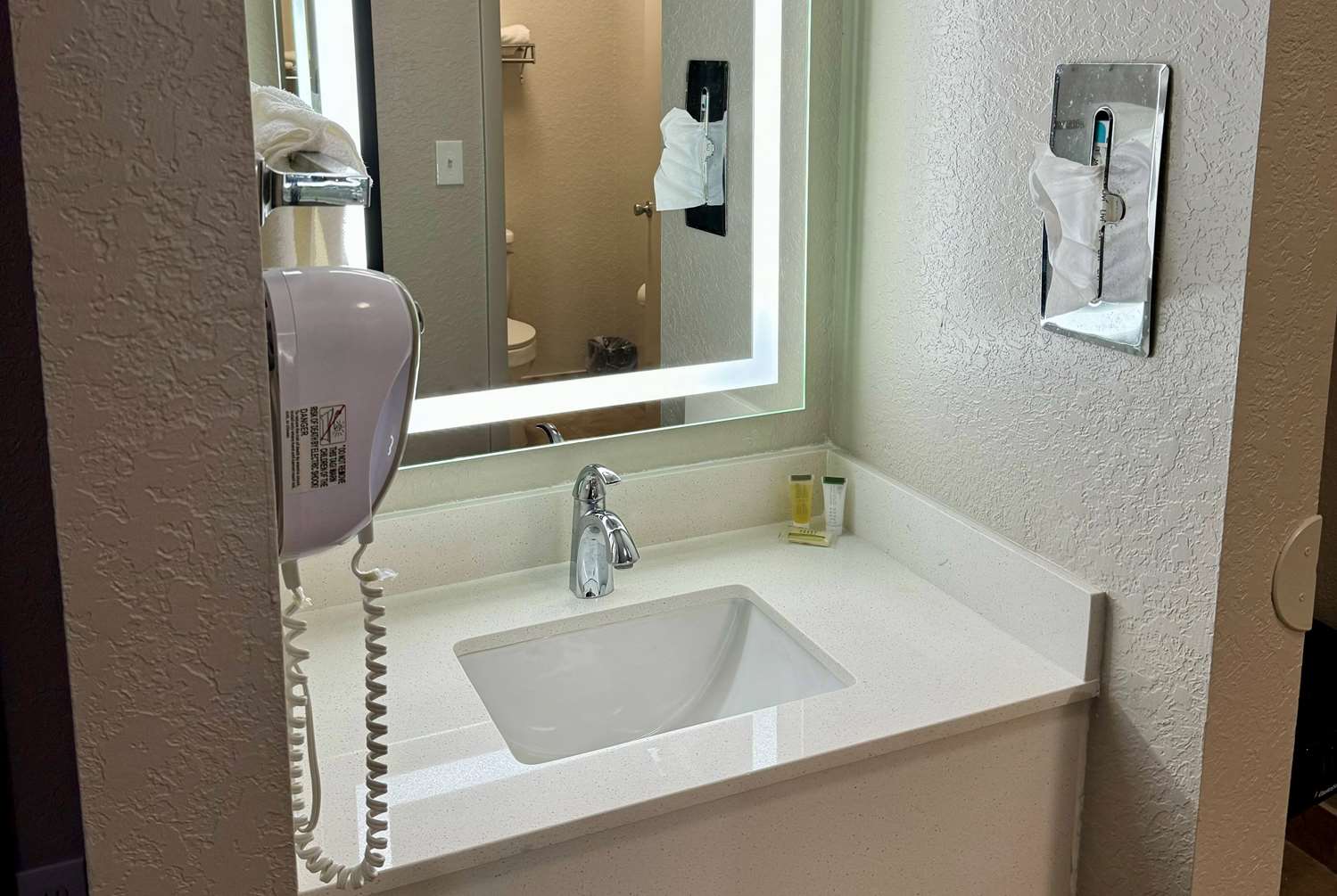 Days Inn by Wyndham Sarasota I-75 13/15