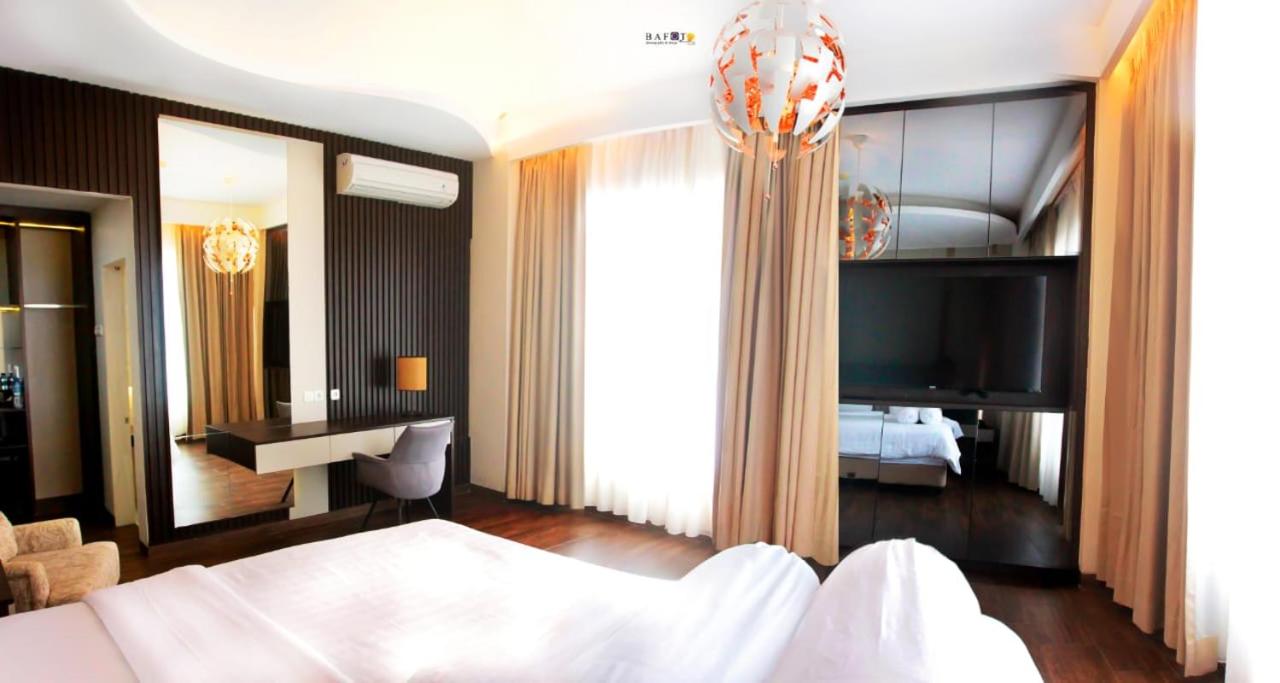 Emerald Hotel 20/42