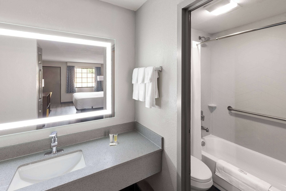 Days Inn & Suites By Wyndham Vicksburg 30/33