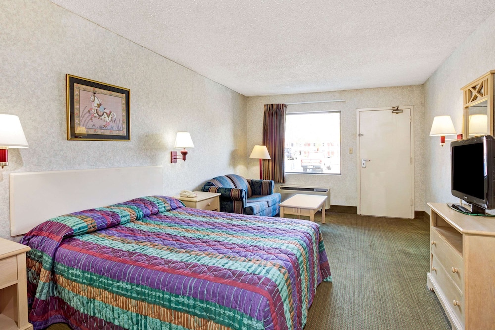 Super 8 By Wyndham Fredericksburg 11/28