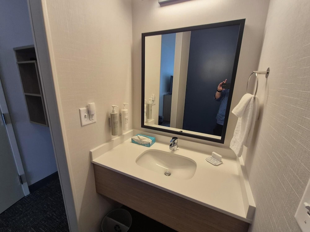 غرفة بسرير كينج بحوض استحمام، Spark by Hilton Lancaster 6/6