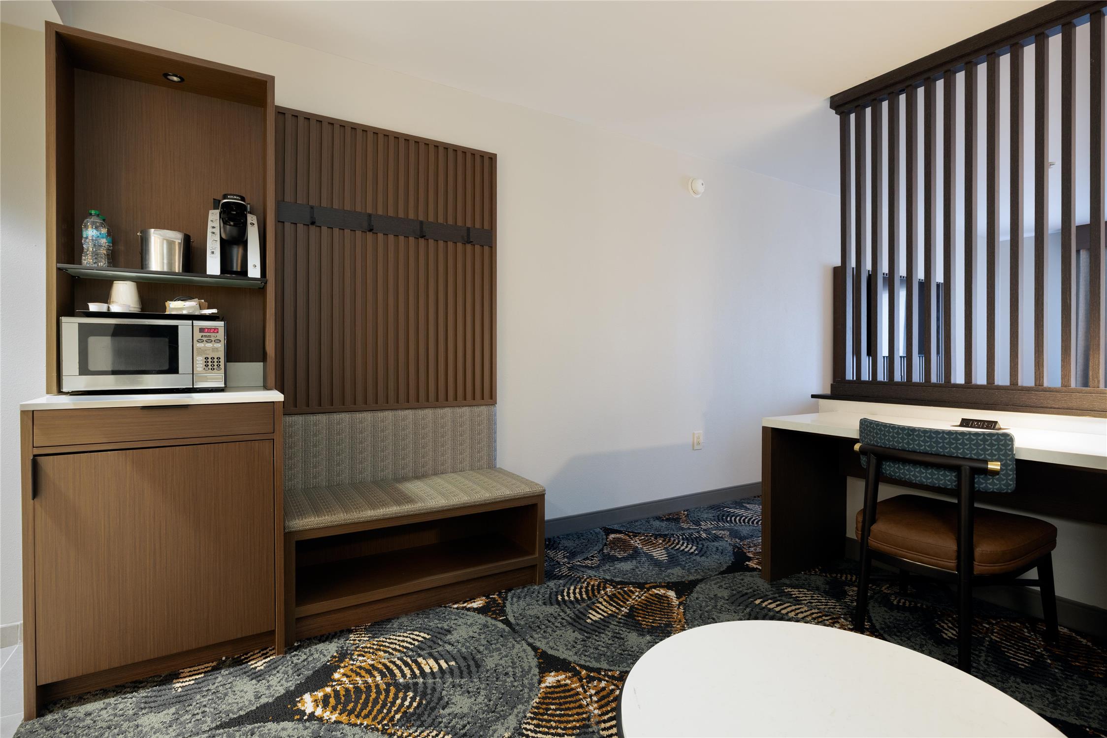 استوديو بسرير كينج بحوض استحمام لذوي الإعاقة، DoubleTree by Hilton Hotel Savannah Airport 10/10