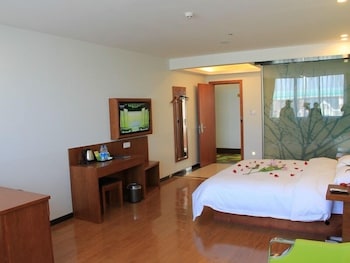 Vatica Hotel (Shanghai International Tourist Resort Huaxia East Road Metro Station) 4/21