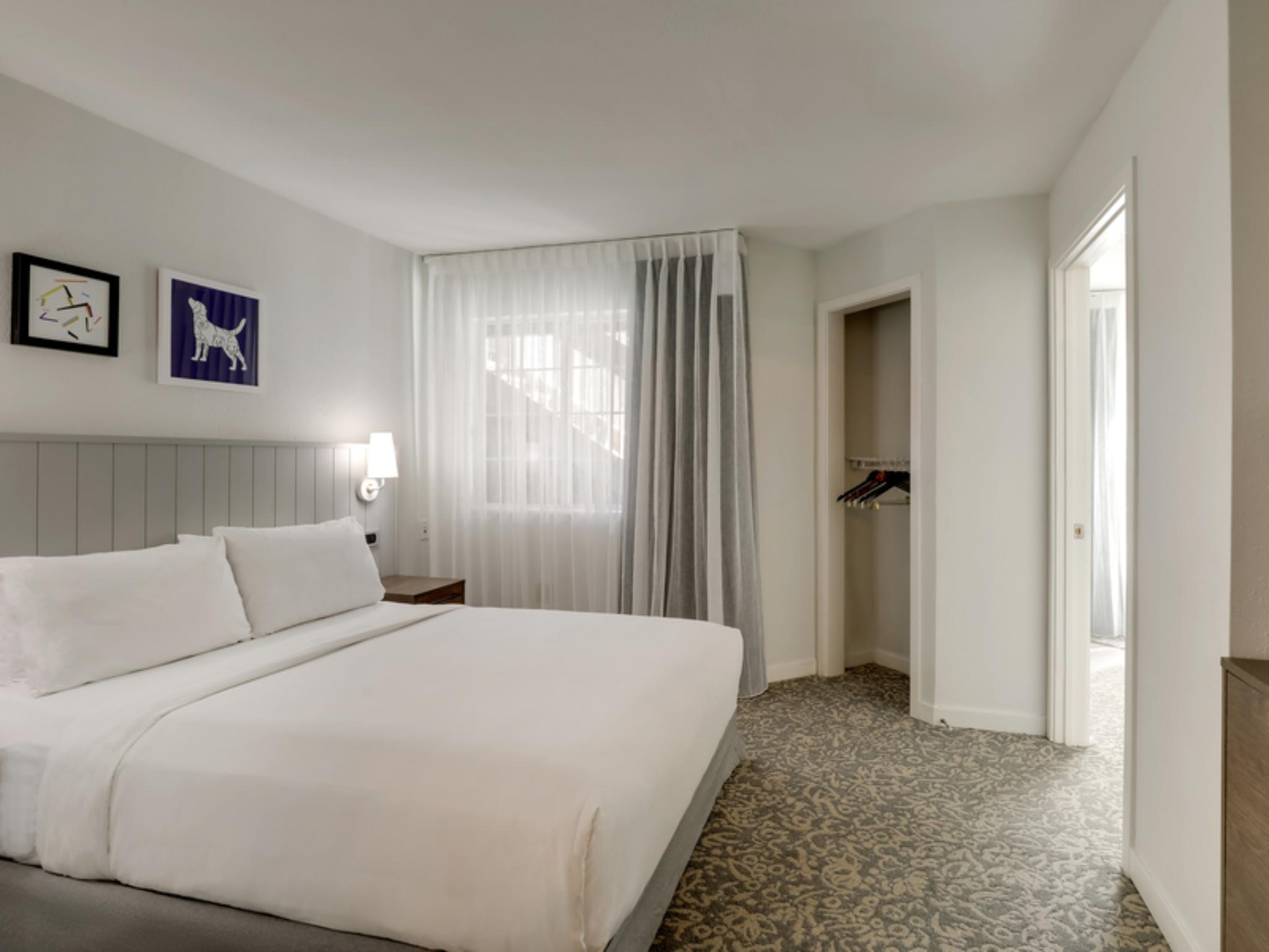 1 BEDROOM, SUITE, QUEEN BED