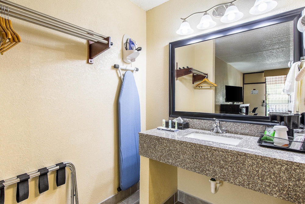 Quality Inn Forest City, NC 56/59