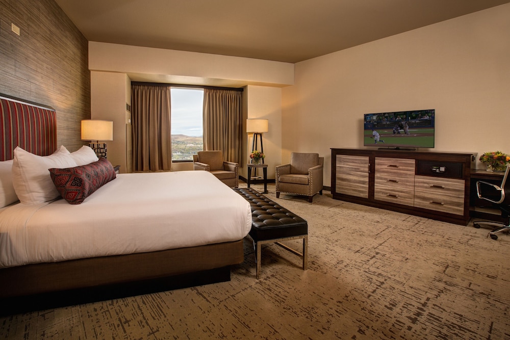 Petite, Suite, King Bed