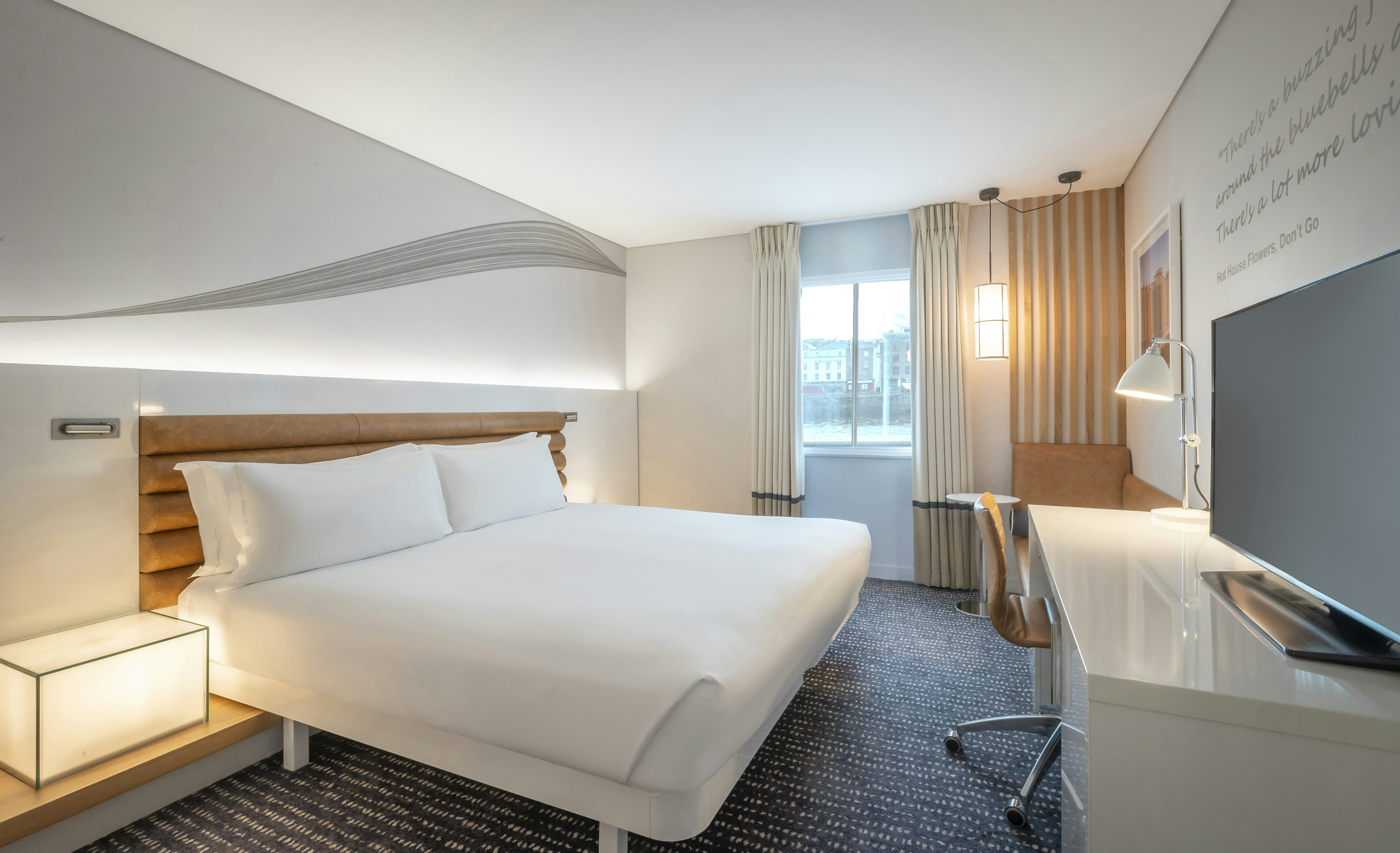 ROOM, KING BED, RIVER VIEW