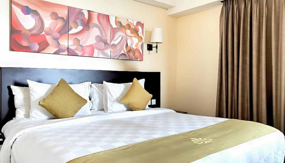 DELUXE, DOUBLE BED, SMOKING