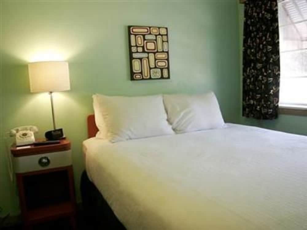 Holiday Music Motel 10/64