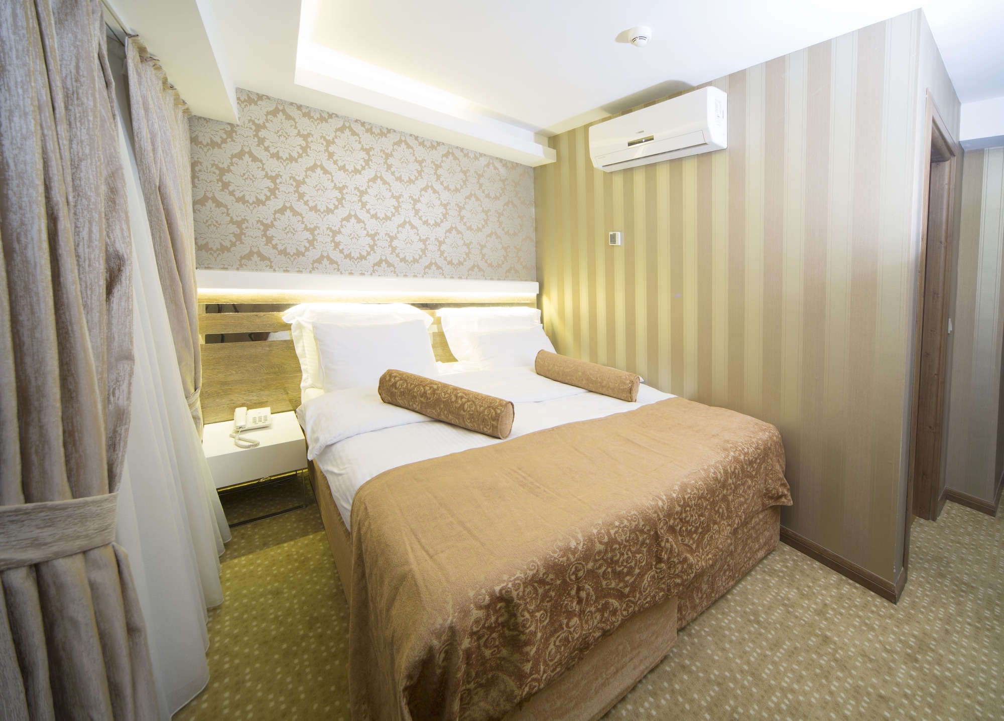 STANDARD, DOUBLE OR TWIN BED, CITY VIEW, PRIVATE BATHROOM