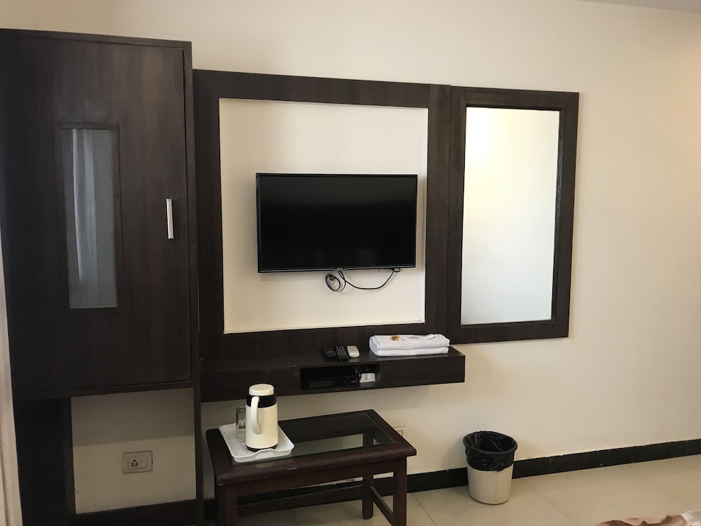 Hotel Avtar At New Delhi Railway Station 41/50