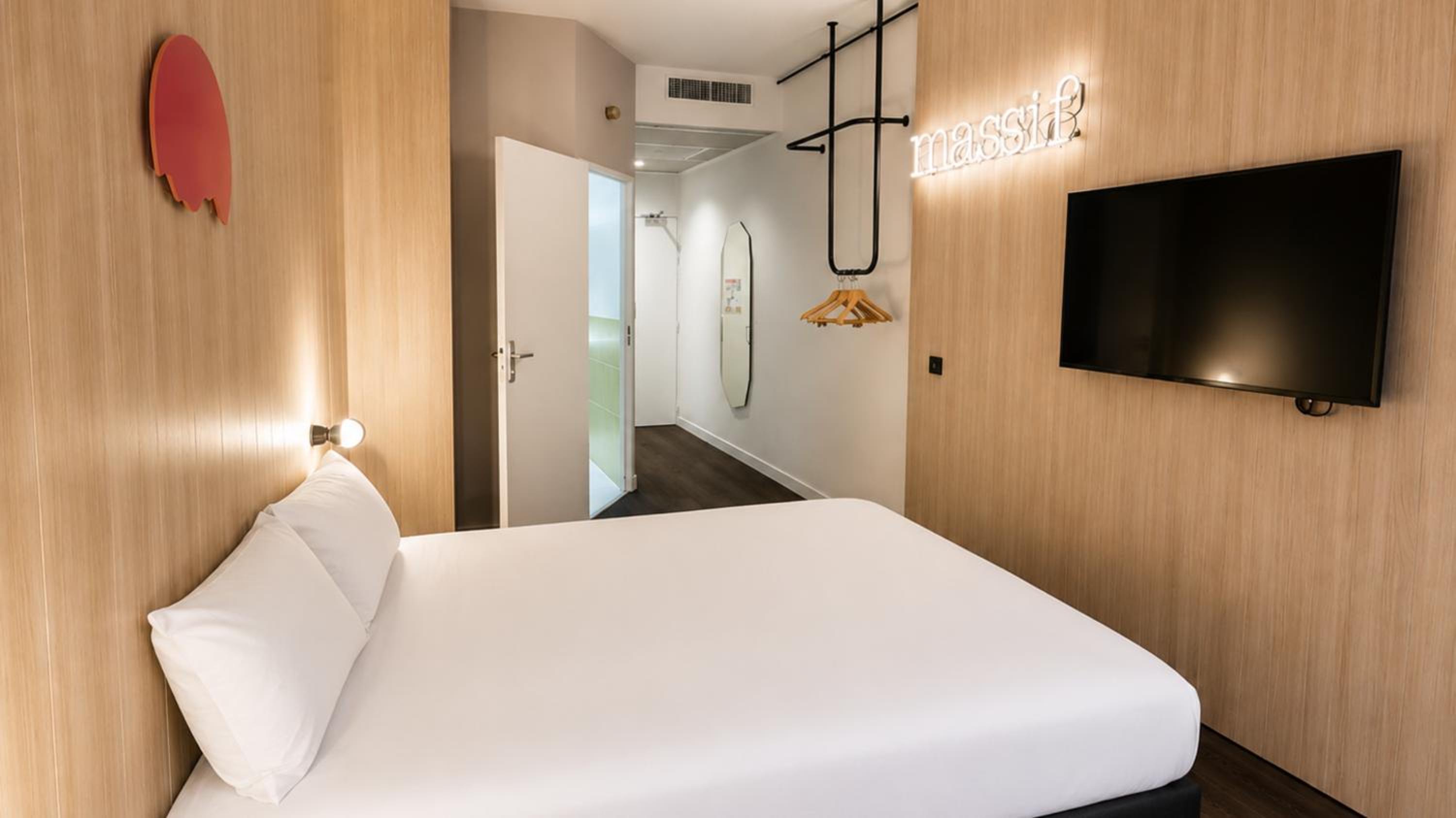 Smart, Queen Bed