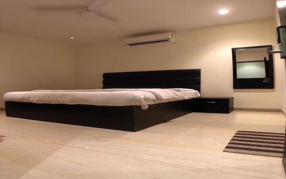 DELUXE, KING BED