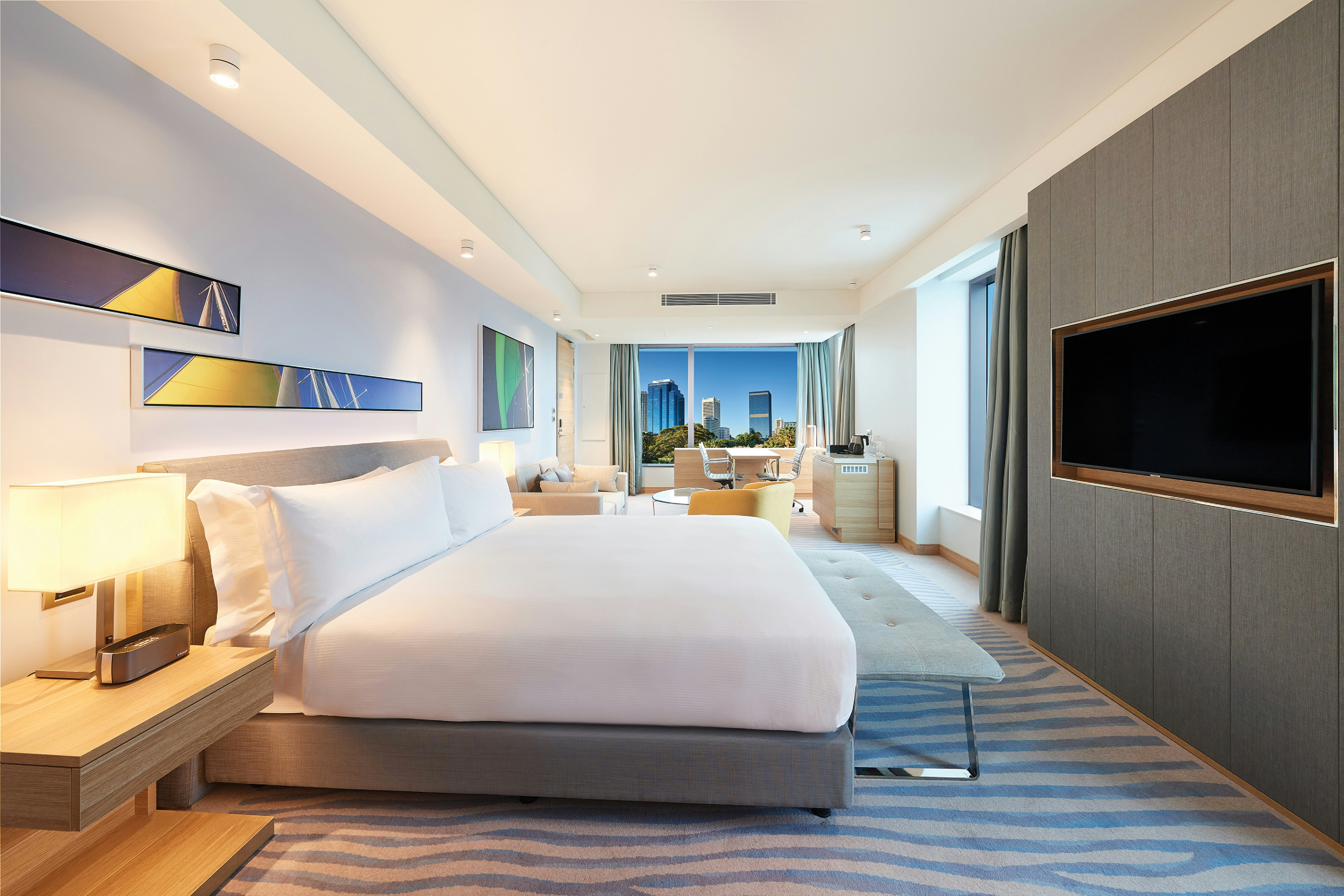 DELUXE, KING BED
