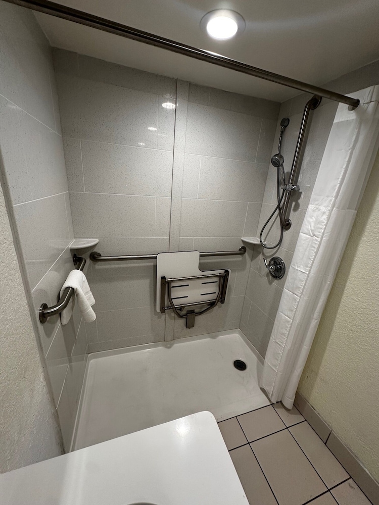 Ramada By Wyndham Virginia Beach 37/37