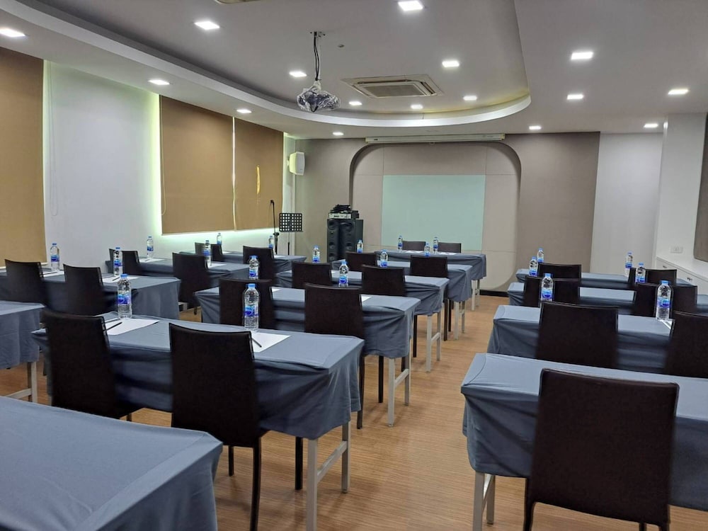 Crystal Suites Suvarnabhumi Airport 54/63