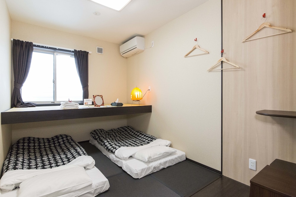 PRIVATE, TWIN BEDS, 2 FUTON BEDS, SHARED BATHROOM