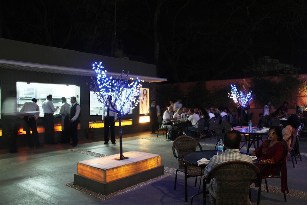 THE MANOR HOTEL 4/49
