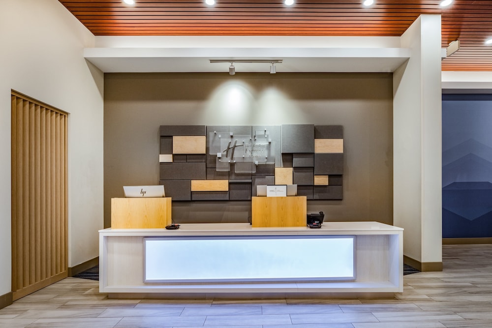 Holiday Inn Express & Suites Lincoln Downtown 20/55