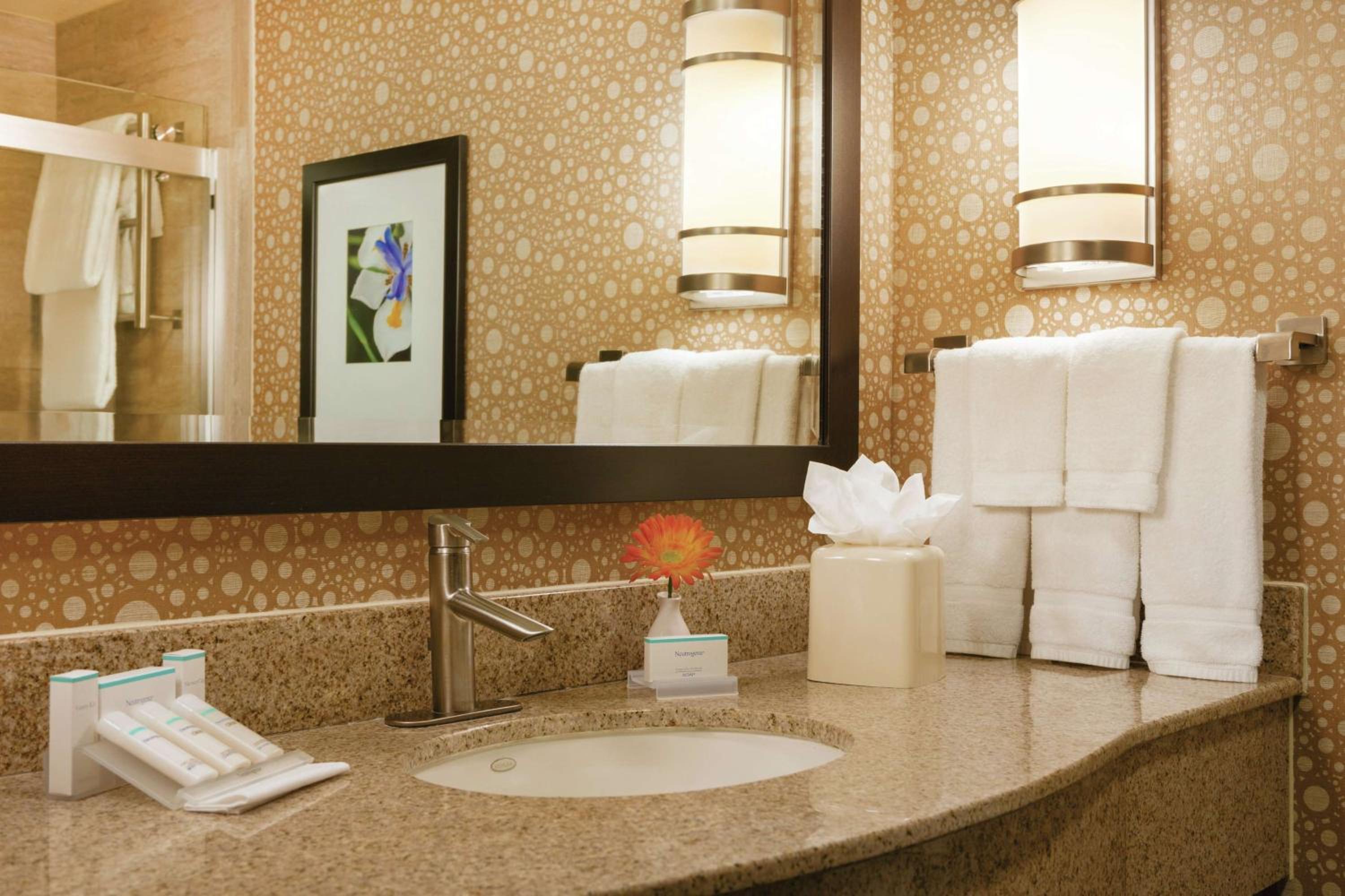 JUNIOR SUITE, QUEEN BED, SOFA