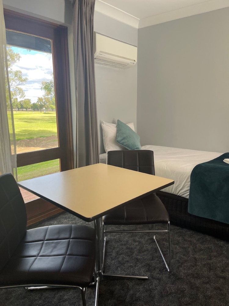 Town &amp; Country Motor Inn Forbes 28/30