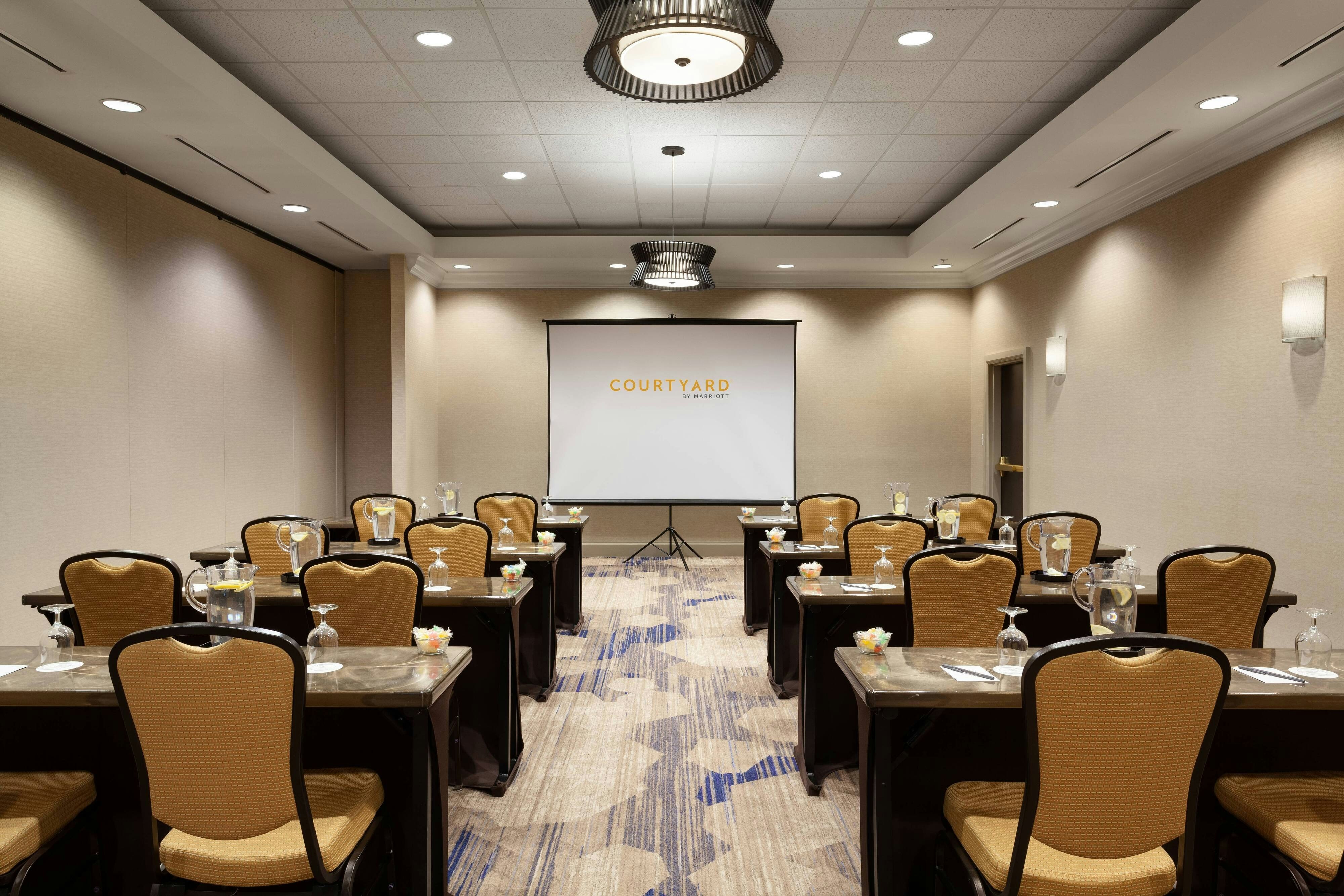 Courtyard by Marriott Orlando Lake Buena Vista in the Marriott Village 20/33