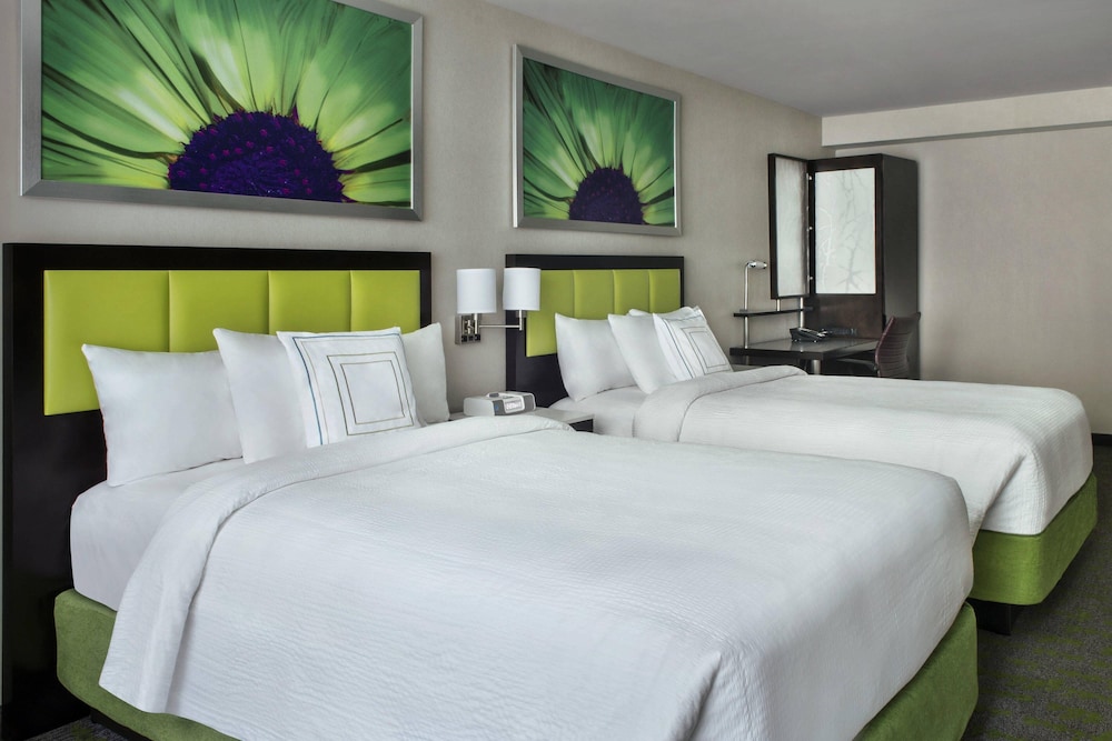 studio, 2 queen beds
