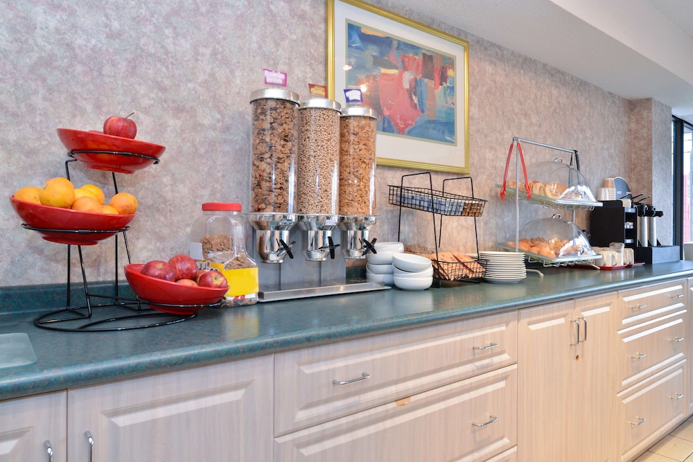 Lexington Inn & Suites Windsor 37/51