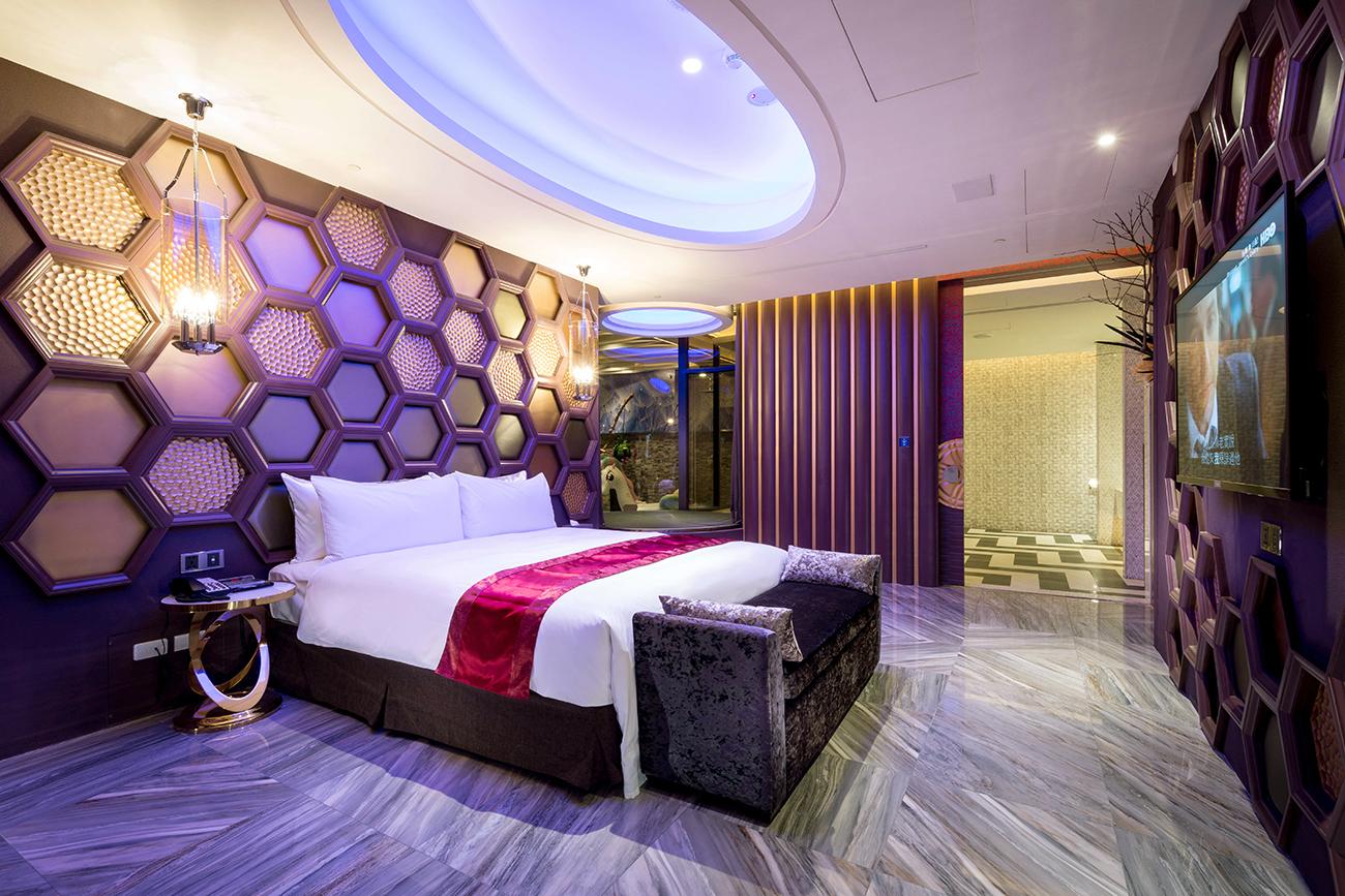 Deluxe, King Bed, Pond View