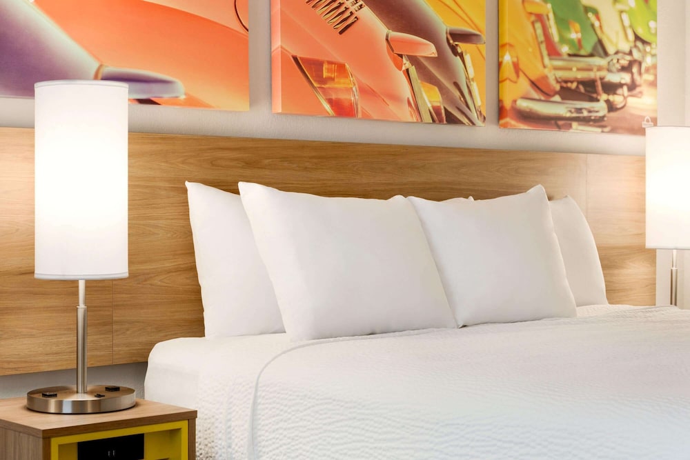 Hotel Bo, a Days Inn by Wyndham Chattanooga Downtown 20/48