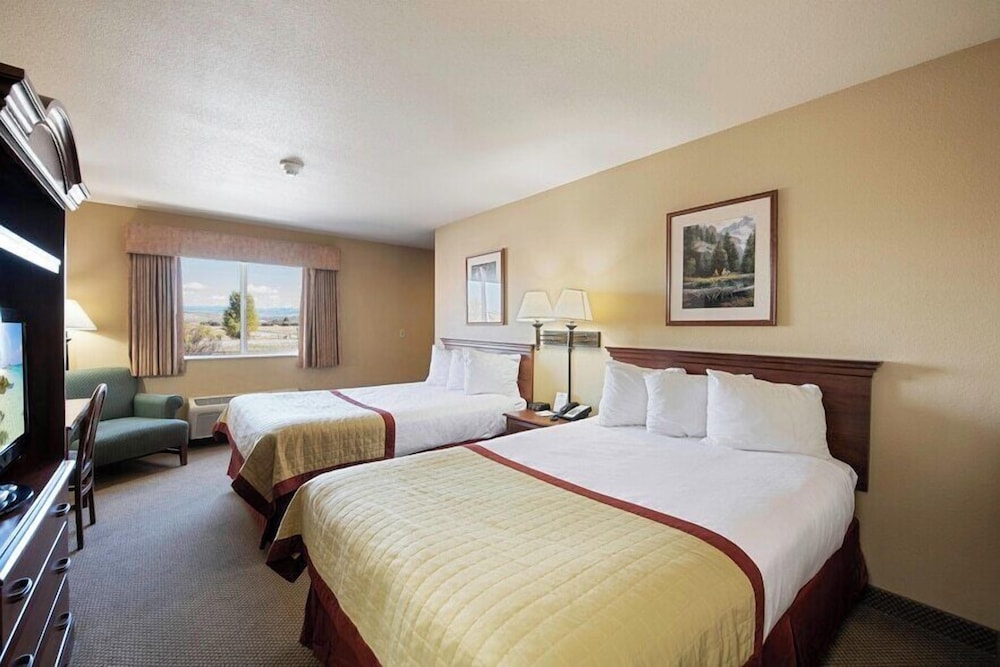Pinedale Hotel & Suites 23/50