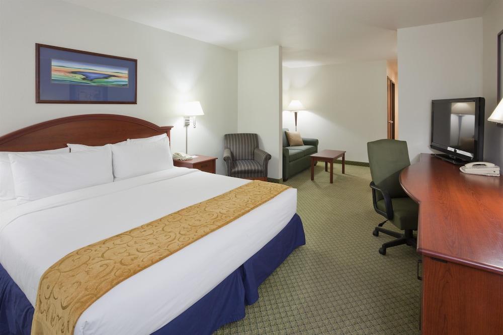 Crossings by GrandStay Inn & Suites 1/4