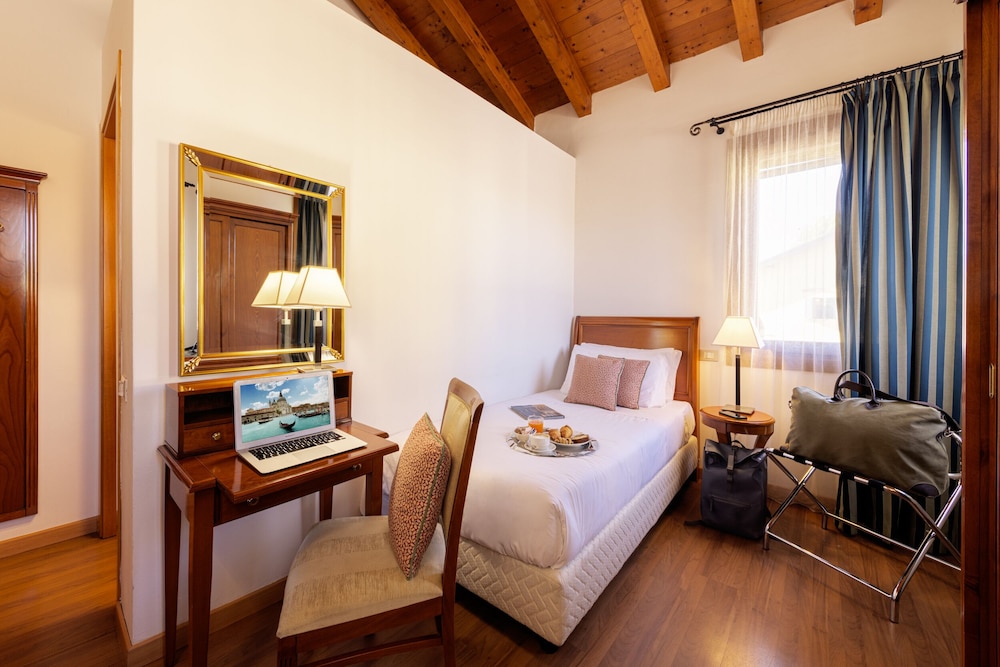 ROOM, SINGLE