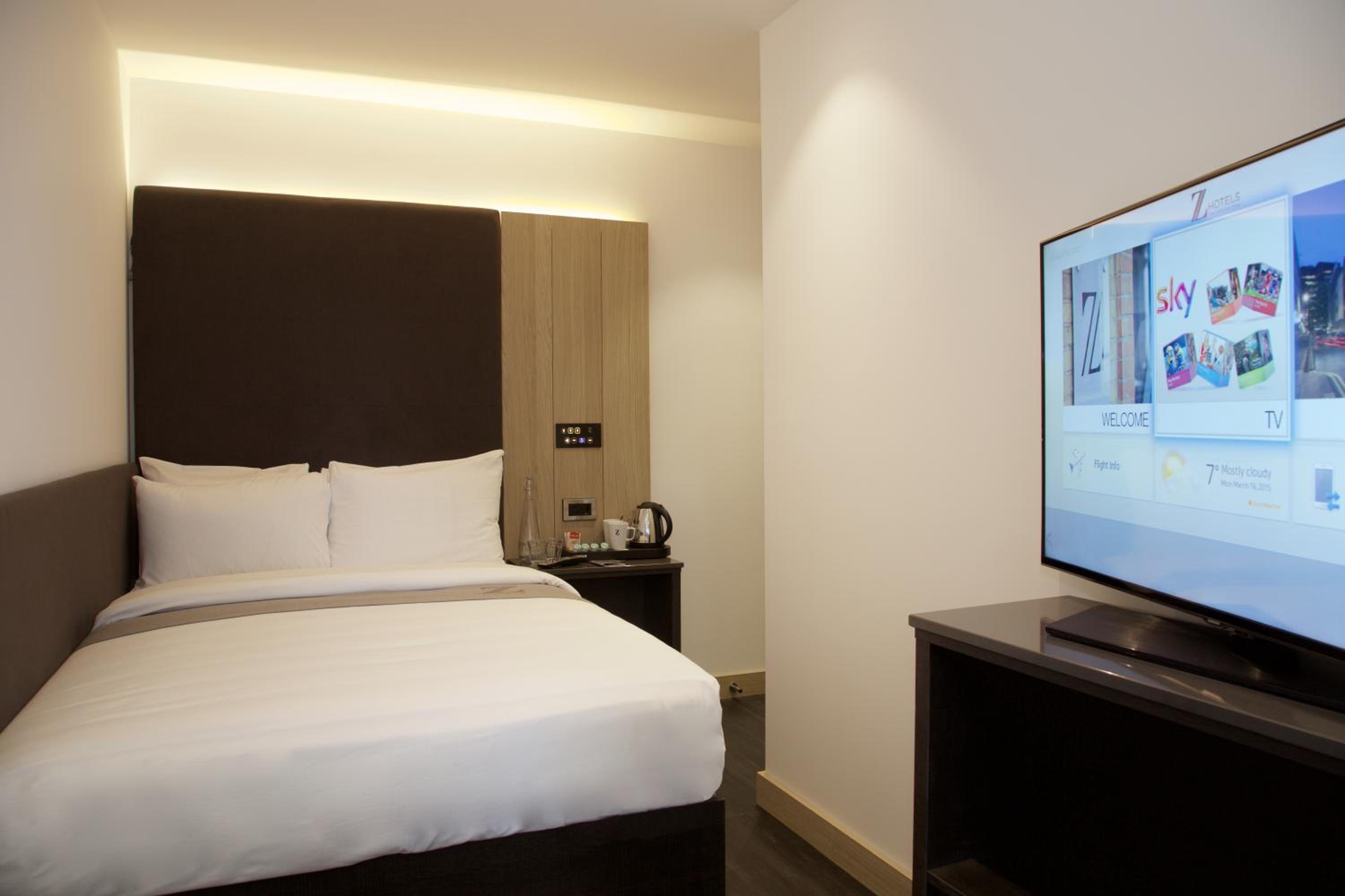 ROOM, QUEEN BED, NO WINDOW