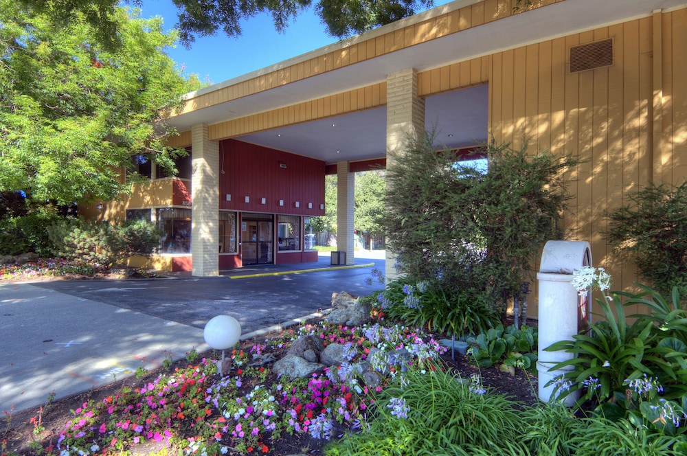 Days Inn by Wyndham Mountain View 74/96
