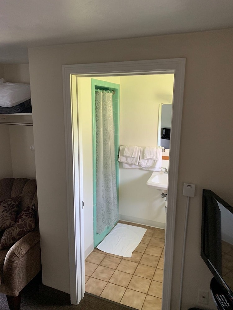 Colonial Motel 8/24
