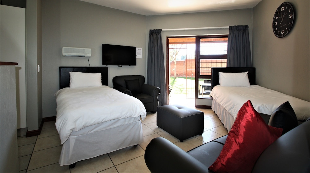 JoziStay Savannah Lodge Apartments - Honeydew 7/25