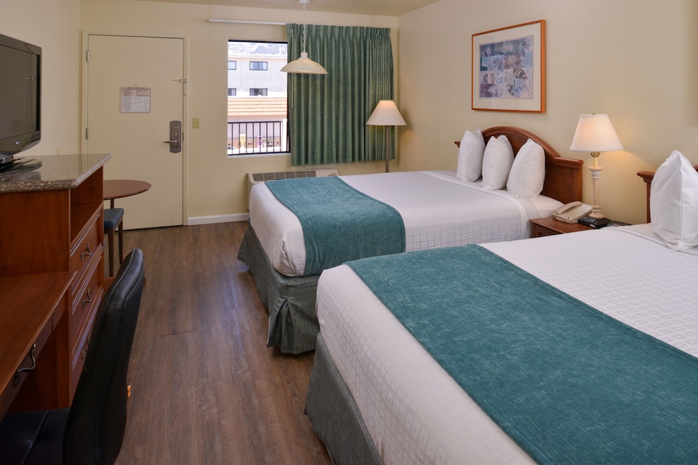 Edgewater Inn And Suites 27/76