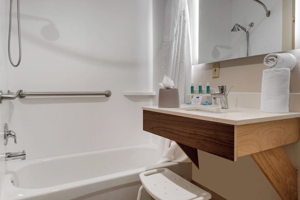 Holiday Inn Express and Suites Harrison an IHG Hotel 30/30