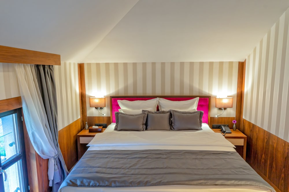 1 BEDROOM, KING BED
