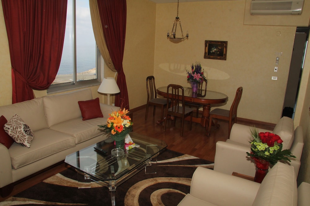 Holiday Home Suites 33/48