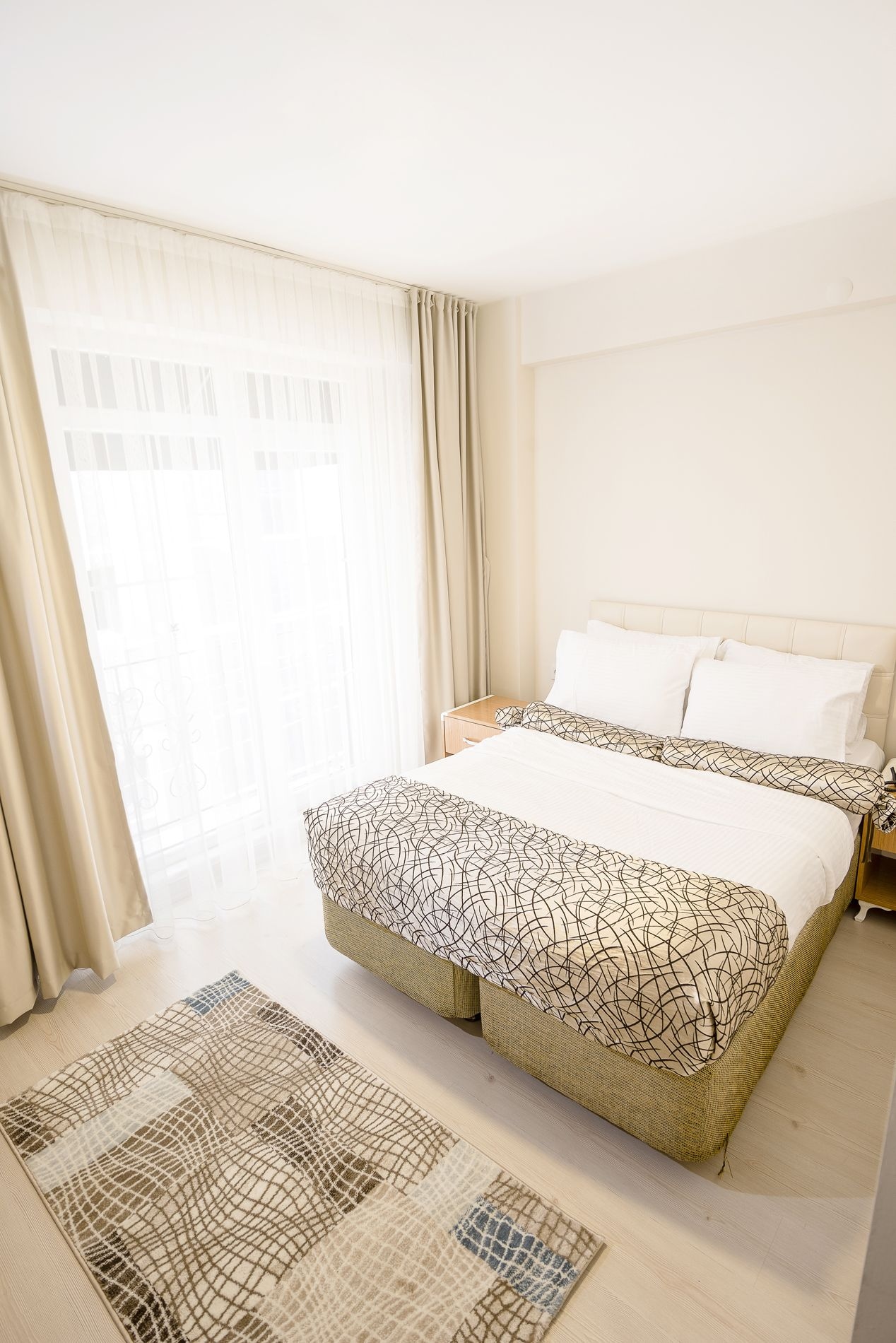 ROMANTIC, DOUBLE BED