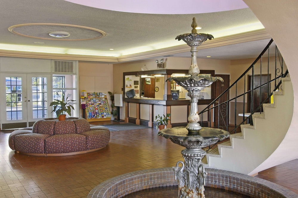 Days Inn by Wyndham Gainesville University 11/17